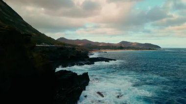 Çarpışan dalgalarla dramatik Hawaii Uçurumu, Engebeli Kaya oluşumları Karmaşık Bulutlar Altında Çalkantılı Denizle Buluştu,