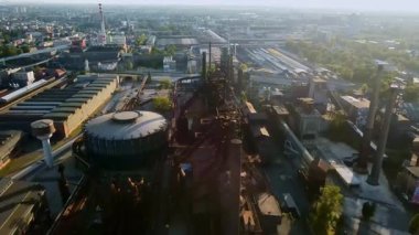 Hava Endüstrisi Manzarası Ostrava Çelik Fabrikası Sabah Işığı. Paslı Fırınların Üzerinde İHA Süpürgesi,