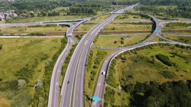 Ostrava yakınlarındaki hava yolu kavşağı Süpürme rampaları ve Yeşil Alanlar Lojistik Araştırmaları