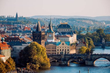 Praha Riverside ile Charles Köprüsü Kuleleri Vltava Waters Domed Skyline, Stone Arches ve Yapraklı