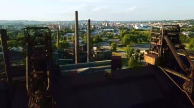 Bacalı Hava Ostrava Fırınlarını Kapatın, dramatik günışığı siluetleri, Detaylı Metal işleri, Borular