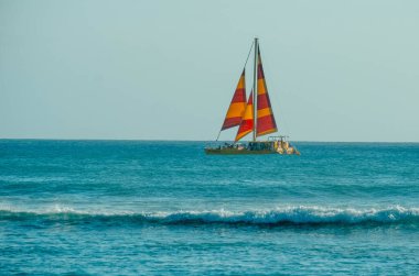 Renkli Katamaran Dilimleyici Turkuaz Hawaii Denizi, Parlak Kırmızı ve Sarı Yelkenli Yakalayıcı Rüzgâr,