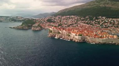 Hava Dubrovnik Eski Kasabası, Hava Aracı Taş Duvarlar ve Terracotta çatıları üzerinde süzülüyor, dramatik