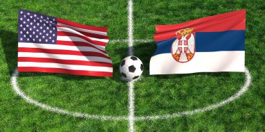 ABD ve Sırbistan 'ın ulusal bayrakları orta çemberde top ile yeşil futbol sahasının üzerinde dalgalanıyor.