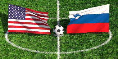 ABD ve Slovenya 'nın ulusal bayrakları orta çemberde bir topla yeşil futbol sahasının üzerinde dalgalanıyor