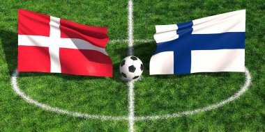 Danimarka ve Finlandiya milli bayrakları futbol maçı için futbol topuyla yeşil çimenlik sahada