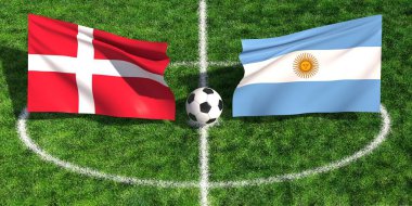 Danimarka ve Arjantin arasındaki futbol maçında merkez çemberde yeşil çim sahası üzerinde bayraklar