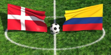 Danimarka ve Kolombiya arasında orta sahada yeşil çimlerin üzerinde bayraklarla oynanan futbol maçı