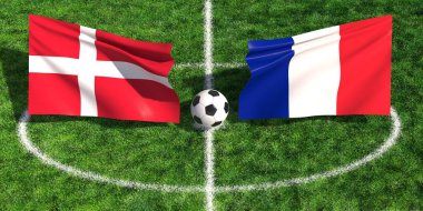 Danimarka ve Fransa 'nın ulusal bayrakları bir spor maçı için futbol topuyla yeşil çimenlik sahada