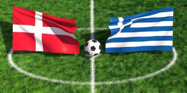 Danimarka ve Yunanistan 'ın ulusal bayrakları bir spor karşılaşması için futbol topuyla yeşil çimlerin üzerinde