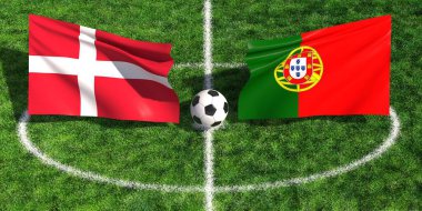 Danimarka ve Portekiz 'in ulusal bayrakları bir spor maçı için futbol topuyla yeşil çimenlik sahada