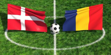 Danimarka ve Romanya 'nın ulusal bayrakları yeşil çimlerde futbol topuyla bir spor karşılaşması için sahada