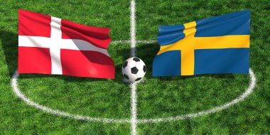 Danimarka ve İsveç milli bayrakları yeşil çimenlik sahada futbol topu ile bir spor maçı için