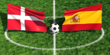 Danimarka ve İspanya 'nın ulusal bayrakları bir spor maçı için futbol topuyla yeşil çimenlik sahada
