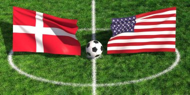 Danimarka ve ABD 'nin ulusal bayrakları bir spor maçı için futbol topuyla yeşil çimenlik sahada