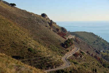 Dağları olan güzel bir manzara