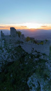 Önünde yeşil çimenler olan bir tarlanın ortasındaki şatonun güzel bir görüntüsü.