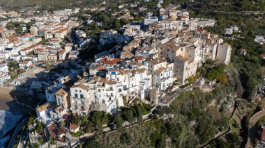 Denizin yanındaki dev kule.