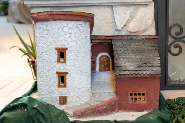 Küçük dekoratif figürlü küçük ev.