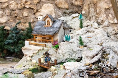 Arka planda küçük bir noel ağacı