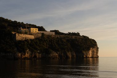 Denizin üzerinde gün batımı