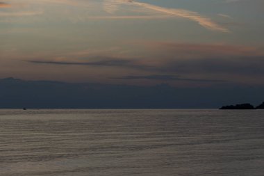 Gölün üzerinde gün batımı