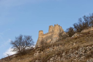 Fransa 'nın kuzeyindeki ortaçağ kavak şehrinin kalesinin manzarası