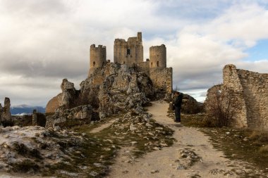 Ortaçağ kalesi olan bir dağın ortasındaki şato..