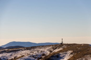 Karlı ve mavi gökyüzü olan dağ manzarası