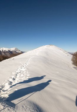 Karda doğa yürüyüşü