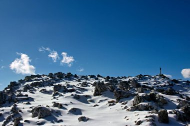 Kışın karla kaplı dağ