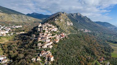 İtalya 'nın kuzeyinde, eski bir kasaba olan İtalya' nın kuzeyindeki bir köyün hava manzarası.
