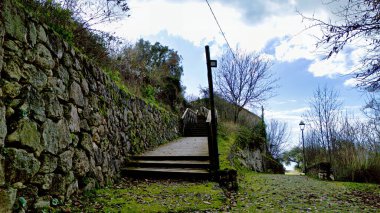 Parktaki eski taş köprü