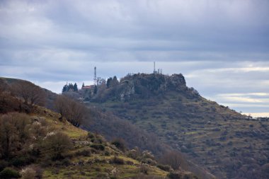 Tiflis şehrindeki tepedeki kalenin kalıntıları..
