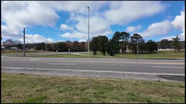 Crossville, Tennessee, ABD. Cumberland Dağı Eyalet Parkı. Bir sonbahar gölünün ayna gibi yüzeyi.