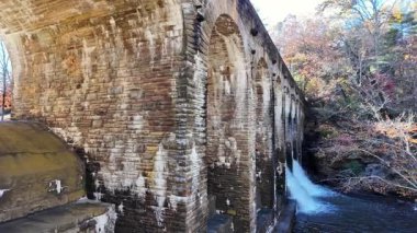  Byrd Gölü, CCC tarafından oluşturulan baraj köprüsü ile pitoresk bir göl; balıkçılık, kano sporu ve yürüme ile ünlüdür..