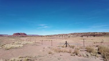  Kayenta, Anıt Vadisi 'nin ünlü taş kulelerine ve görkemli popolarına giden yolda ana yerleşim yeridir..