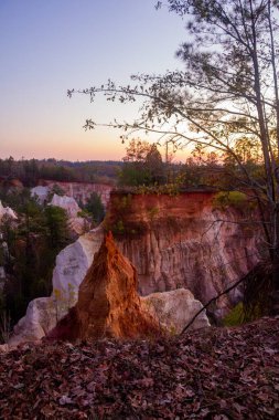 Park derin vadileri ve çok renkli toprak katmanlarıyla ünlüdür..
