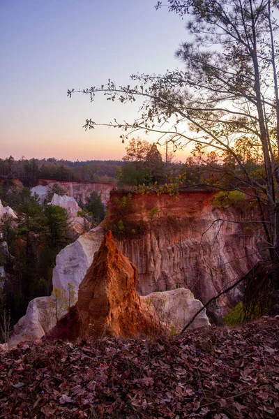Park derin vadileri ve çok renkli toprak katmanlarıyla ünlüdür..
