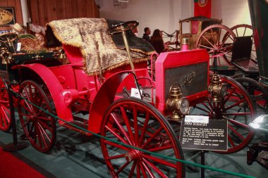 Luray müzesinde eşsiz bir klasik araba koleksiyonu sergileniyor..