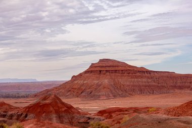 Katı siluetleri özellikle gün doğumunda ve günbatımında etkileyicidir. Kayalar kırmızı-turuncu renklere boyandığında..