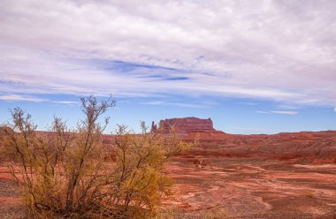 Katı siluetleri özellikle gün doğumunda ve günbatımında etkileyicidir. Kayalar kırmızı-turuncu renklere boyandığında..