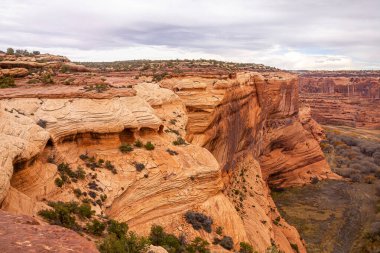 ABD ulusal parklarının aksine, Chelly Kanyonu 'ndaki arazi Navajo kabilesine aittir..