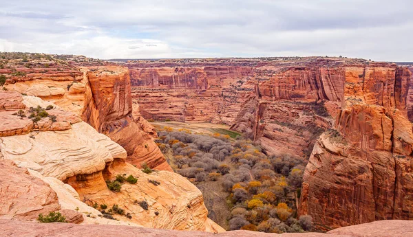 ABD ulusal parklarının aksine, Chelly Kanyonu 'ndaki arazi Navajo kabilesine aittir..