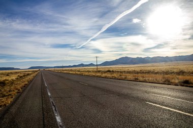 Otoyolun her iki tarafında yüksek irtifa çölünün ve Colorado Platosu 'nun açık alanları uzanıyor..