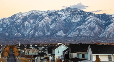 ABD 'nin Utah eyaletinin Salt Lake kıyısındaki Colorado Dağları. 24 Kasım 2024.