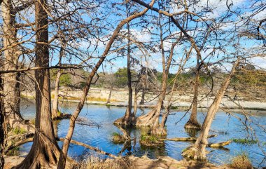 Teksas 'ın en popüler ve pitoresk eyalet parklarından biri, Teksas Hill Country Bölgesi' nde yer alıyor..