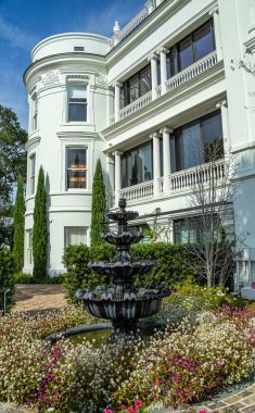 Charleston, Güney Carolina 'daki renkli tarihi evler. 21 Kasım 2025.