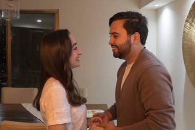 Mutlu çift evde el ele tutuşuyor, evde romantik anlar yaşanıyor..