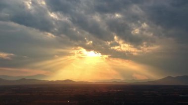 Meksika, Cuernavaca 'yı çevreleyen dağların üzerinde, değişen gökyüzü renkleri ve sakin doğal atmosferiyle dramatik bir günbatımının statik zamanlaması. Seyahat, doğa ve geçmiş kullanımı için ideal.